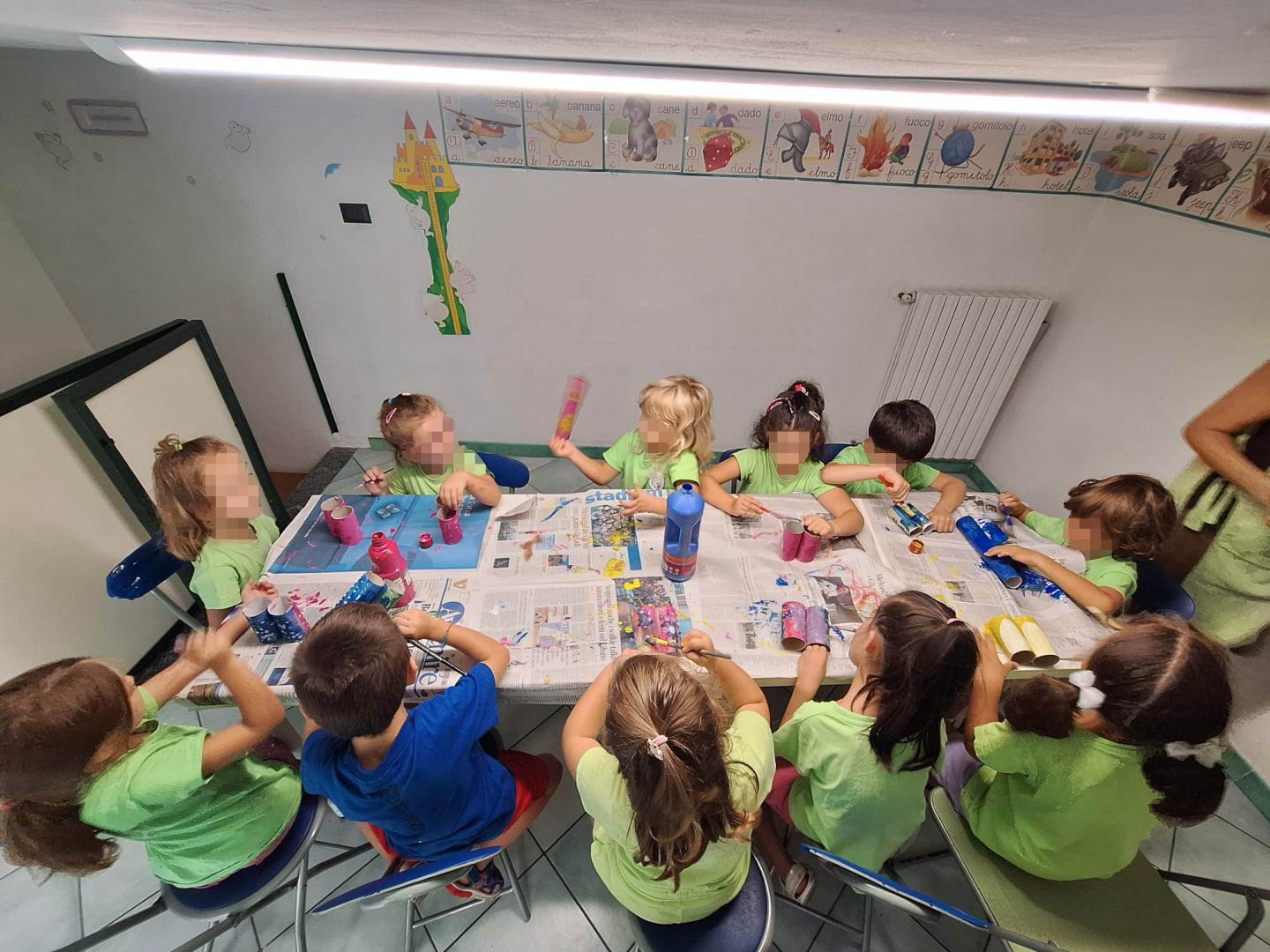 Bambini di Piccole Orme durante un laboratorio creativo