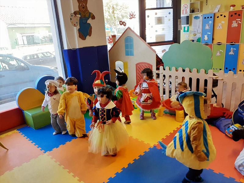 Bambini durante una festa nella Ludoteca Piccole Orme