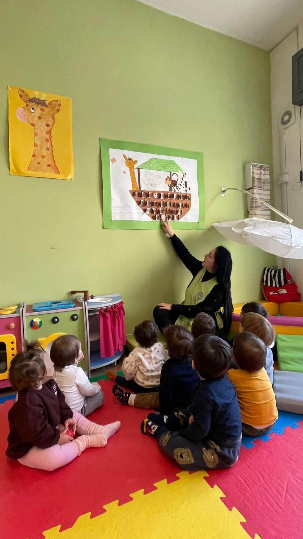 Insegnante di Piccole Orme al lavoro con i bambini