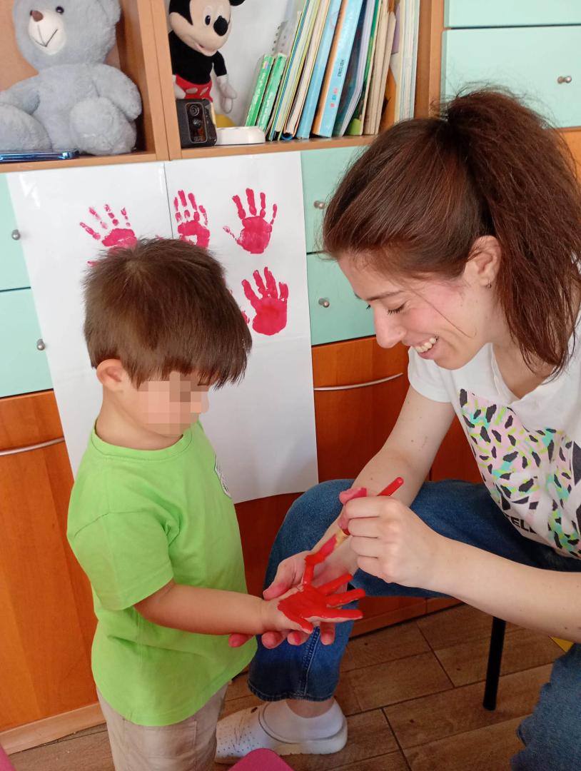 Insegnante di Piccole Orme durante un'attività con i bambini