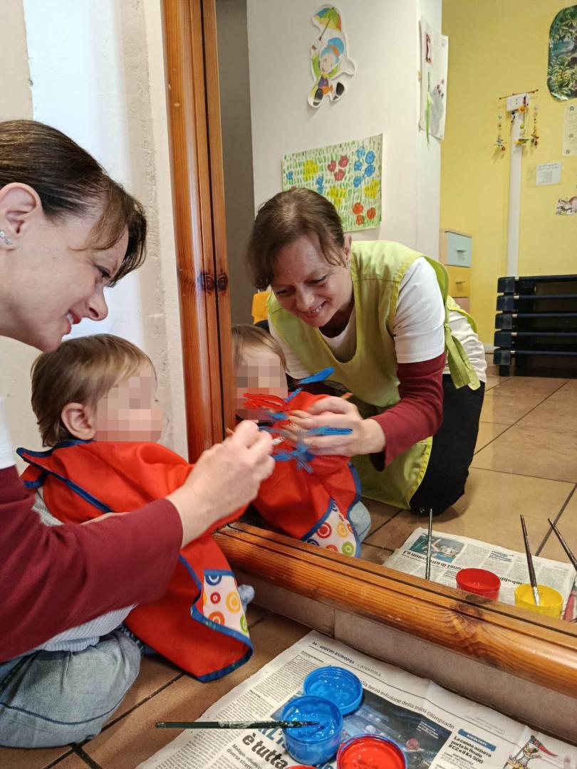 Attività quotidiana con le maestre di Piccole Orme
