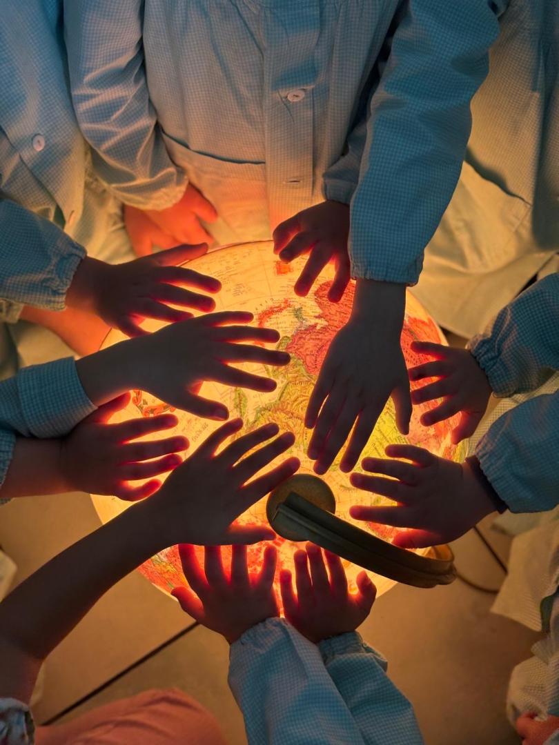 Bambini di Piccole Orme durante un'attività educativa