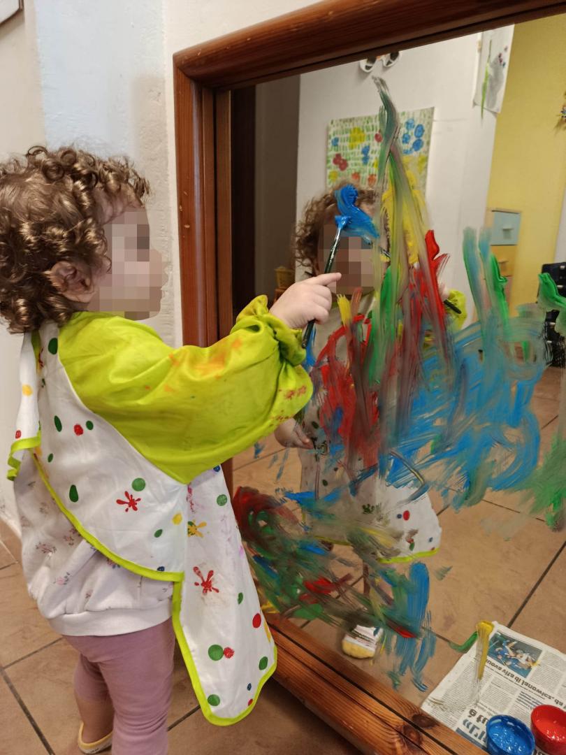 Attività grafico-pittorica dei bambini di Piccole Orme