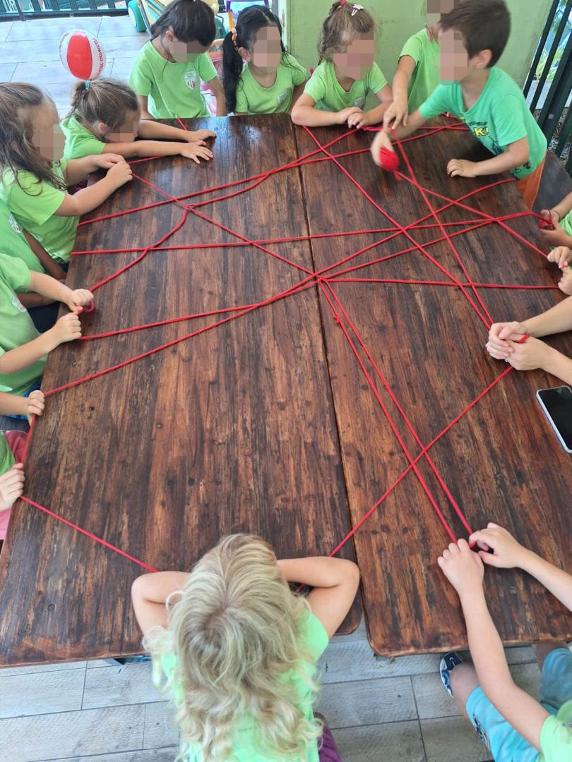 Bambini di Piccole Orme durante un'attività di relazione e cooperazione