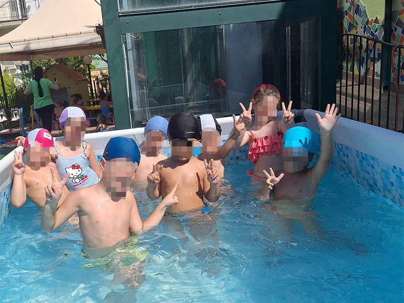 Bambini in piscina durante il Summer Camp Piccole Orme