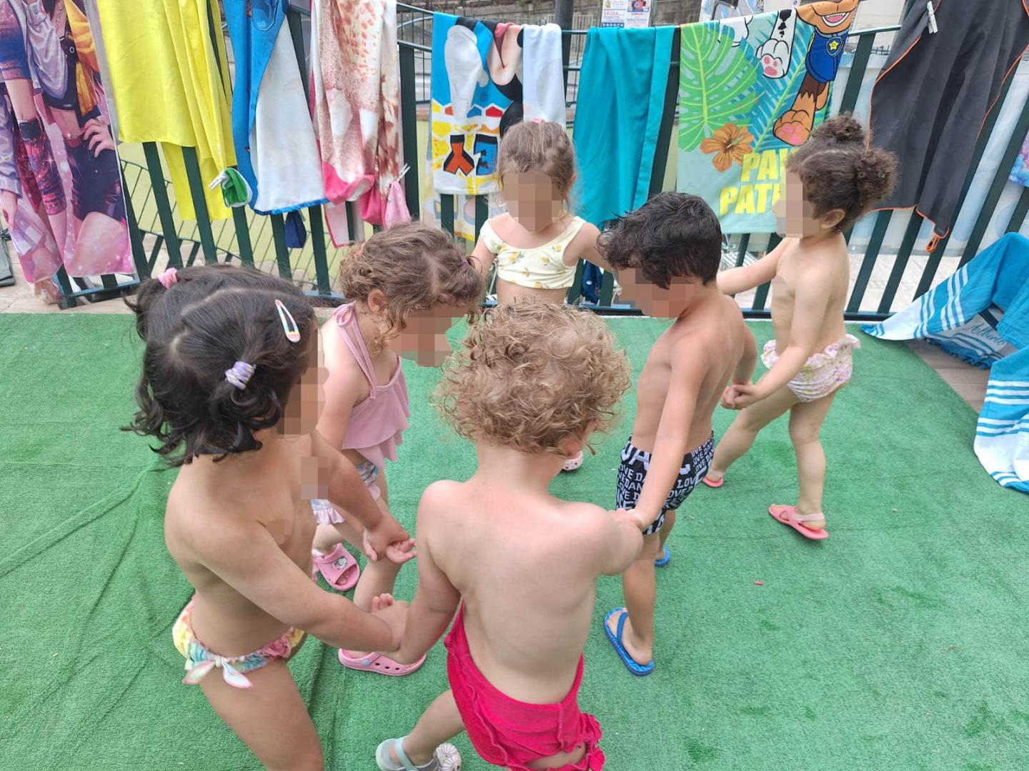 Bambini che giocano insieme durante il Summer Camp Piccole Orme